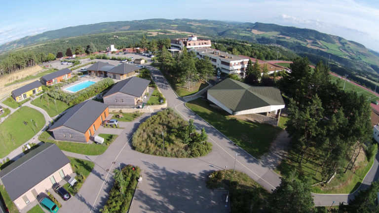 Complexe Euro-méditerranéen - ensemble du village de gîtes Les Hauts du Gévaudan en Lozère